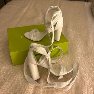 Gianni Bini Astraahh Leather Ankle Wrap Block Heel Sandals Size 8 / NEW!